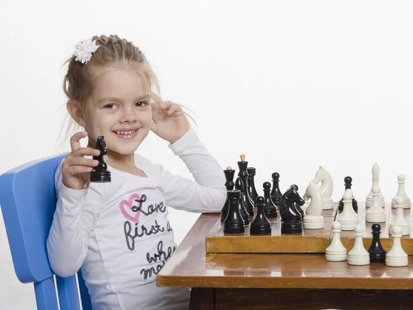 Девушка играет в шахматы в хорошем настроении — стоковое фото