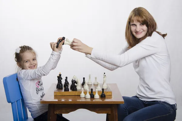 Máma a dcera s zábava hrát šachy — Stock fotografie