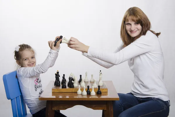 Mutter und Tochter haben Spaß beim Schachspielen — Stockfoto