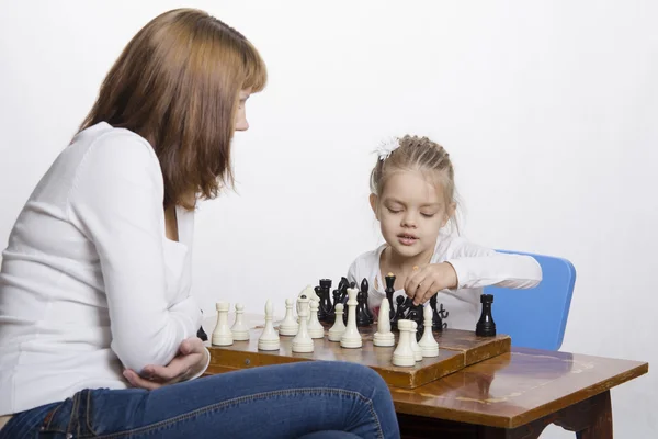 Madre explica el propósito hija de las piezas de ajedrez —  Fotos de Stock