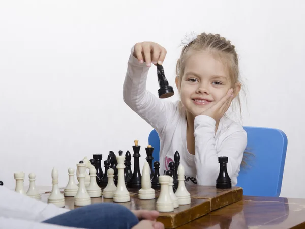 Girl playing chess in a good mood — Stock Photo, Image