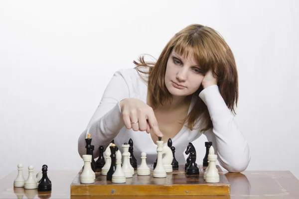 Jeune fille à envisager un mouvement pendant le jeu d'échecs — Photo