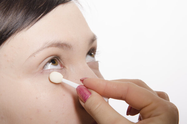 Makeup artist deals powder on the face model