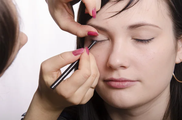 Maquillaje artista en el proceso de maquillaje colores pestañas modelo —  Fotos de Stock