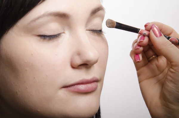 Maquillaje artista en el proceso de maquillaje colores párpados superiores modelo — Foto de Stock