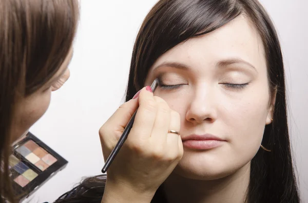 Makeupartist i smink färger övre ögonlock modell — Stockfoto