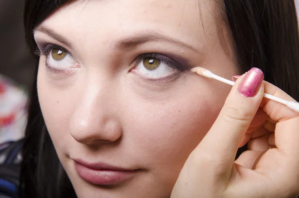 Maquilleur dans le processus de maquillages couleurs paupières modèle — Photo