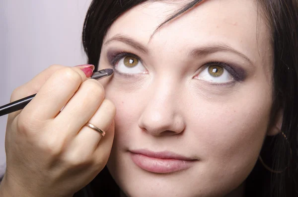 Makeup artist in the process of makeup colors eyelashes model — Stock Photo, Image