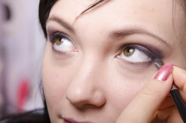 化妆师化妆颜色上眼睑模型的过程中 — 图库照片