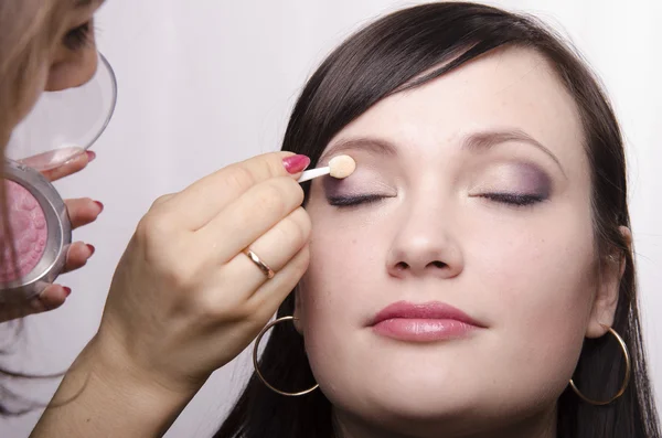Maquillaje artista en el proceso de maquillaje colores párpados superiores modelo —  Fotos de Stock