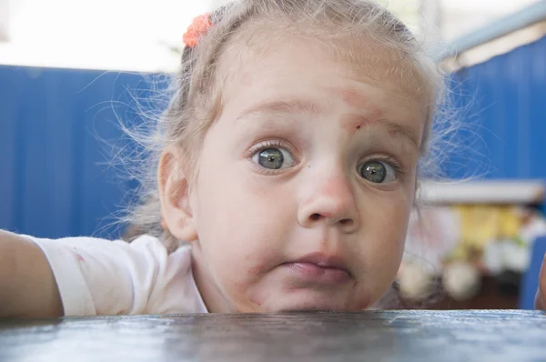 Macchiato ragazza divertente guarda in il telaio — Foto Stock