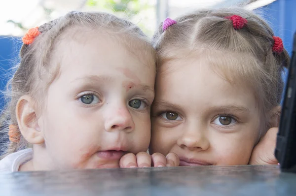 Les filles souillées regard drôle dans le cadre — Photo