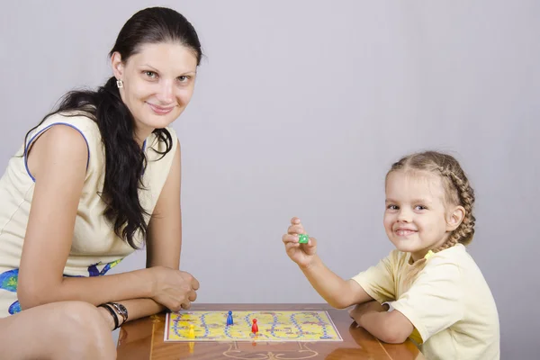 Moeder en dochter spelen van een bordspel — Stockfoto