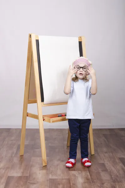 Девушка-художник рисует на холсте — стоковое фото