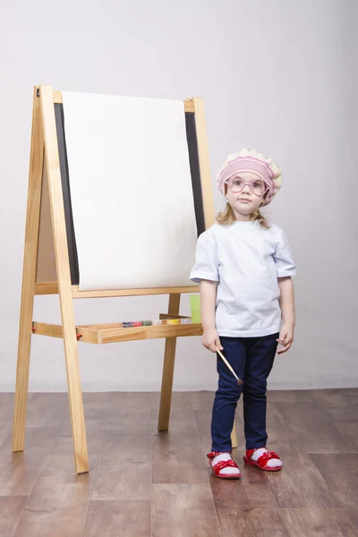 Kız sanatçı boya tuval üzerine — Stok fotoğraf