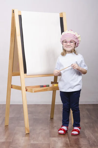 Girl artist paints on canvas — Stock Photo, Image