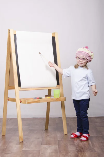 Menina artista pinta em tela — Fotografia de Stock