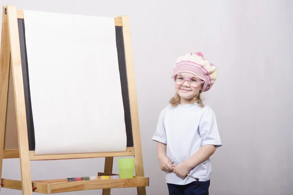 Chica artista pinturas sobre lienzo — Foto de Stock