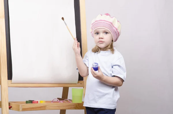 キャンバス上の少女アーティスト塗料 — ストック写真