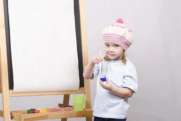 Flicka konstnär målar på duk — Stockfoto
