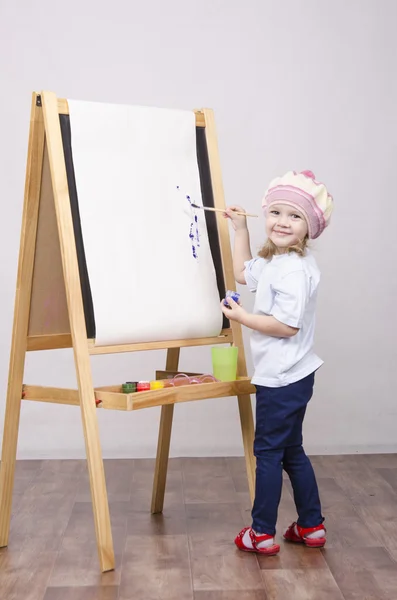 Meisje kunstenaar verf op doek — Stockfoto