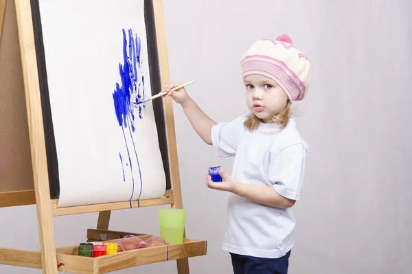 キャンバス上の少女アーティスト塗料 — ストック写真