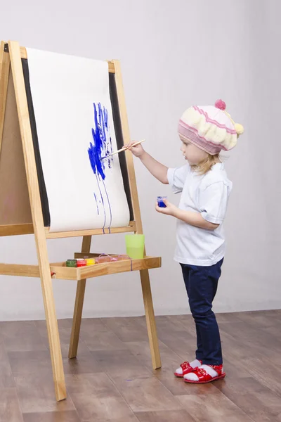 Girl artist paints on canvas — Stock Photo, Image