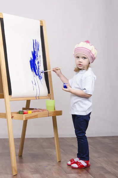 Kız sanatçı boya tuval üzerine — Stok fotoğraf