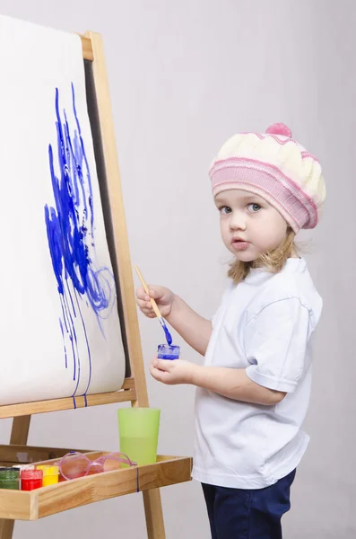 Flicka konstnär målar på duk — Stockfoto