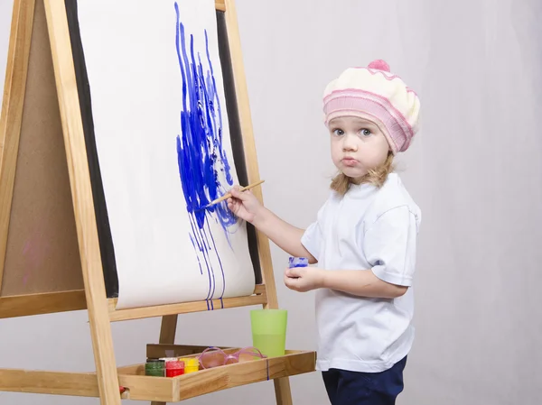 Girl artist paints on canvas — Stock Photo, Image