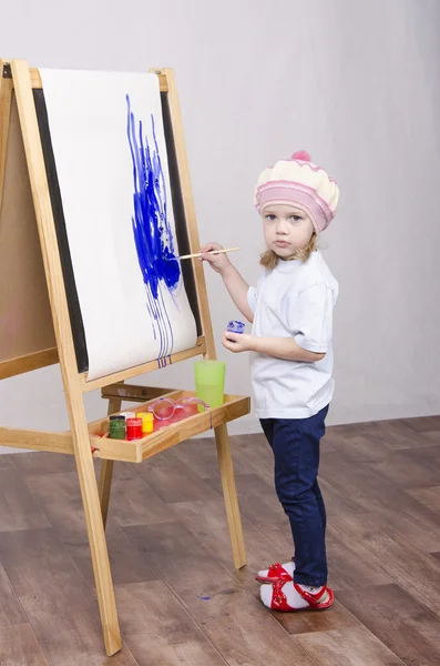 Girl artist paints on canvas — Stock Photo, Image