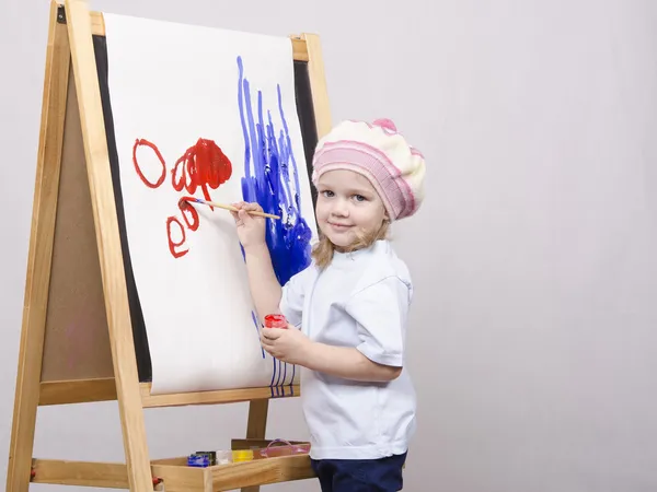 Girl artist paints on canvas — Stock Photo, Image