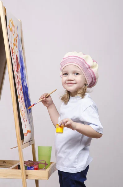 Girl artist paints on canvas — Stock Photo, Image