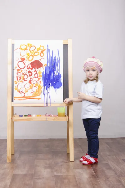 Girl artist paints on canvas — Stock Photo, Image