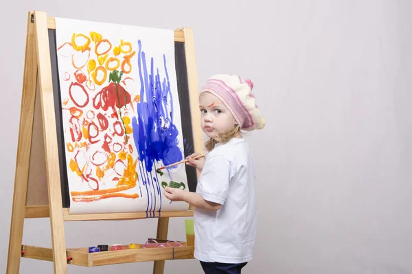 Girl artist paints on canvas — Stock Photo, Image