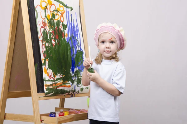 Girl artist paints on canvas — Stock Photo, Image