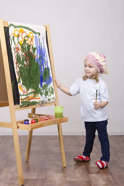 Meisje kunstenaar verf op doek — Stockfoto