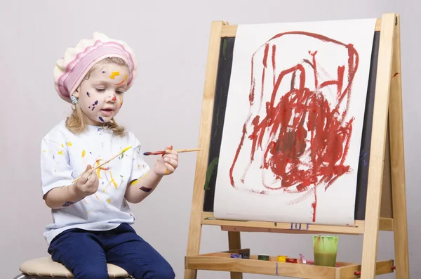 Portret van een artiest meisje op de ezel — Stockfoto