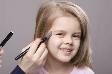 Kızın yüzüne pudra makyaj sanatçısı fırsatlar