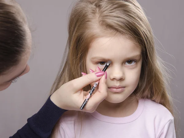 Maquillaje artista trae cejas en la cara de la chica — Foto de Stock