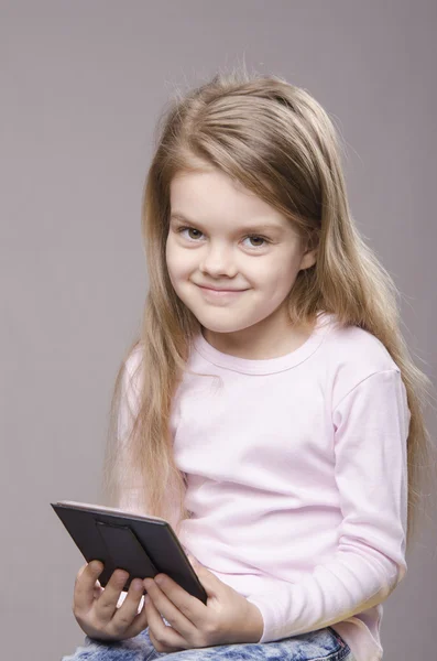 Portret meisje met een kleine spiegel in handen van — Stockfoto