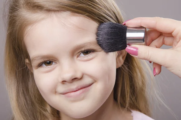 Makeup artist deals powder on face of girl — Stock Photo, Image