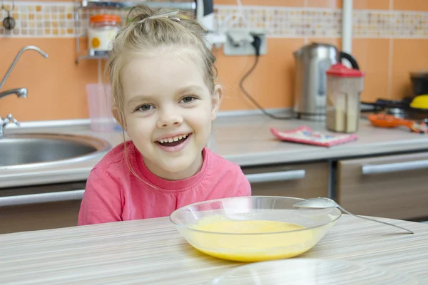 Fille manger du porridge dans la cuisine — Photo