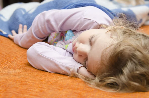 Dívka spí na gauči — Stock fotografie