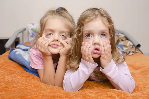 Twee meisjes trok een vreselijke gezichten — Stockfoto