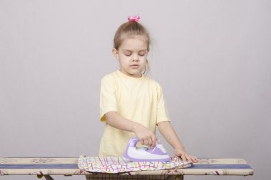 beş yaşındaki bir gülümsemeyle, iç çamaşırı okşayarak