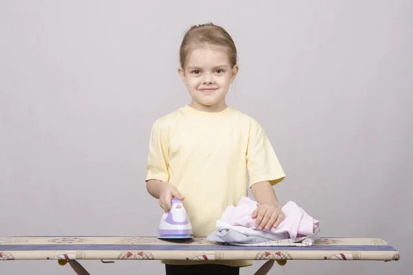 Il bambino che accarezza cose ferro — Foto Stock