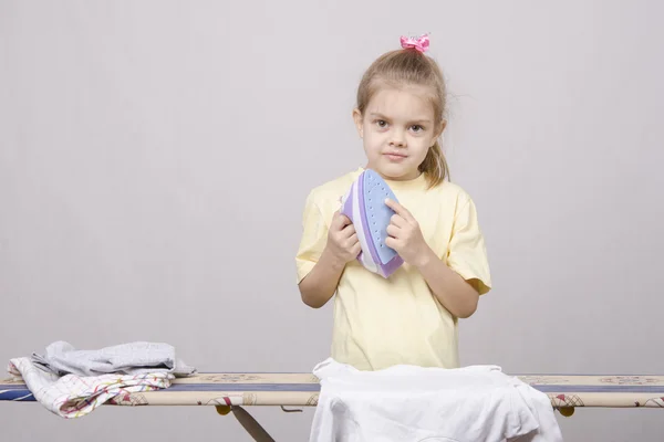 Girl stands with iron hands — Stock Photo, Image