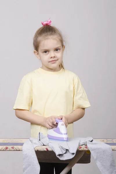 Niña de cinco años acariciando lencería — Foto de Stock