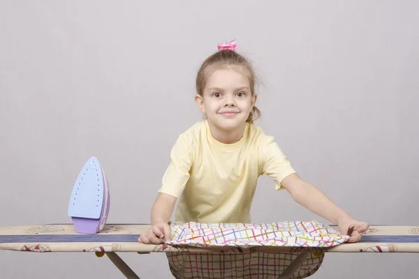 Flickan blir underkläder när Strykningsservice — Stockfoto